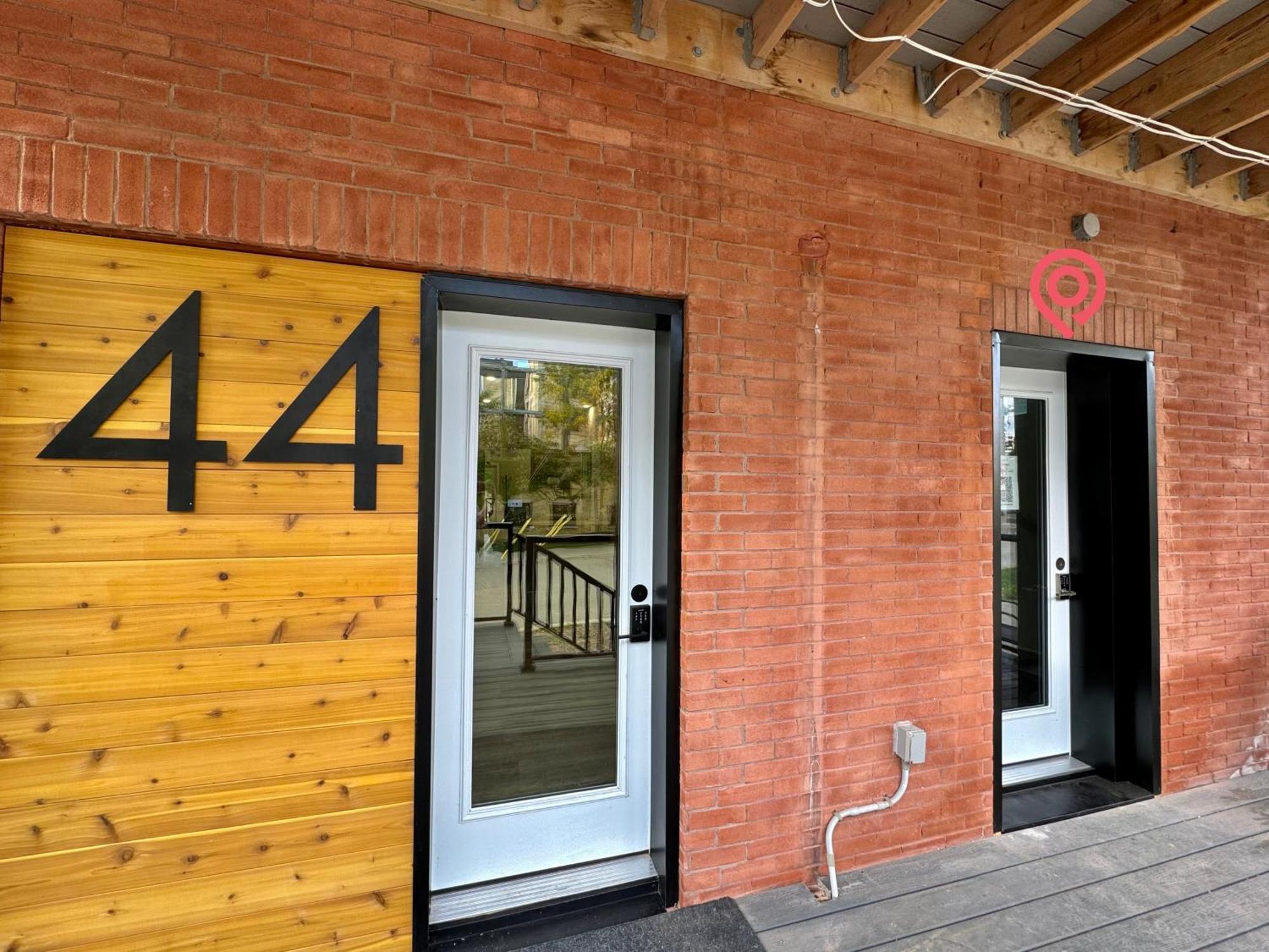 Entire 1 Bedroom Apartment Across From Google - Br5 Kitchener Exteriér fotografie