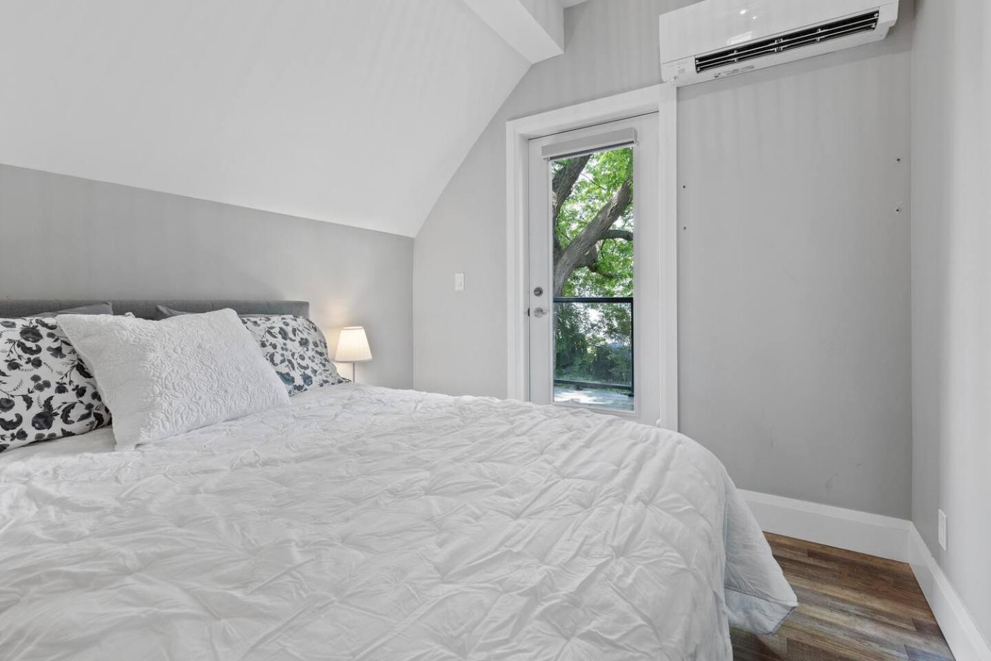 Entire 1 Bedroom Apartment Across From Google - Br5 Kitchener Exteriér fotografie