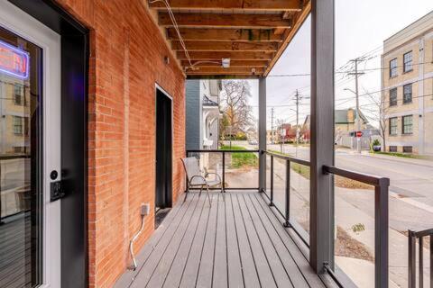 Entire 1 Bedroom Apartment Across From Google - Br5 Kitchener Exteriér fotografie
